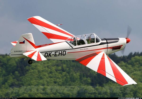 Akrobatický let letounem Zlín Z 526 nebo Z 142 Brno