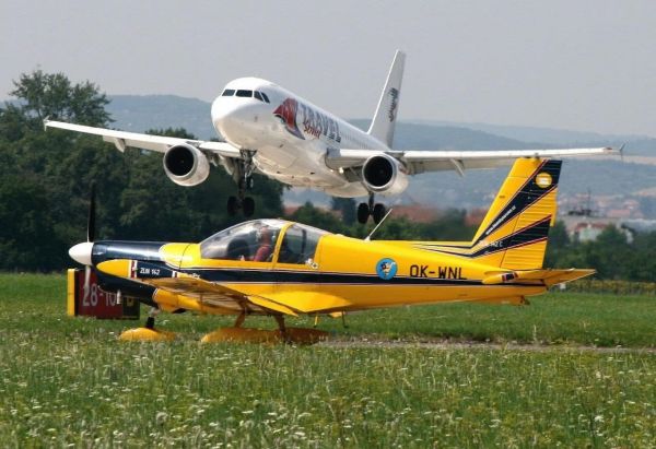 Akrobatický let letadlem Zlín Z 142 Brno